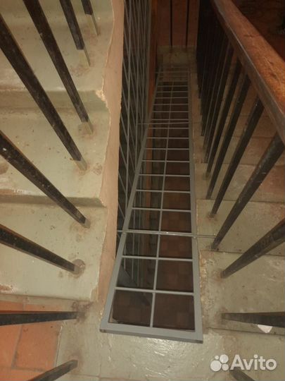 Дверь-решётка на лестницу