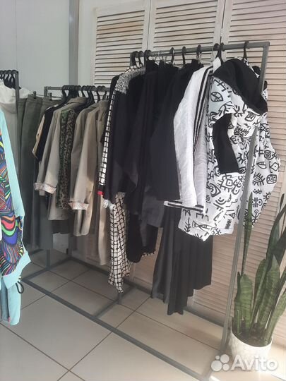 Вешалка для одежды напольная металлическая