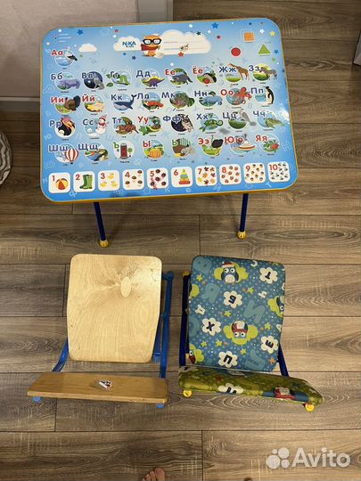 Столик и два детских стула