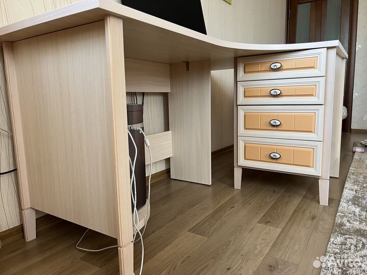 Угловой письменный стол