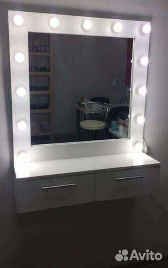 Гримерное зеркало с ящиками
