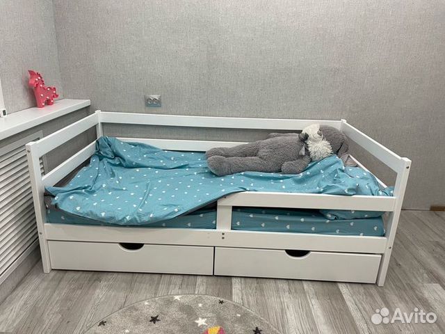 Кроватка с бортиком из массива детская софа
