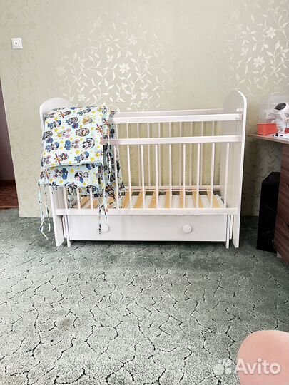 Детская кроватка с маятником