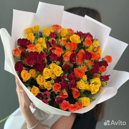 Большой яркий букет из роз