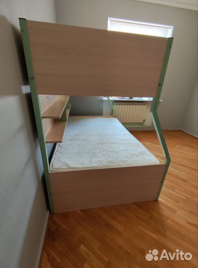 Кровать двухьярусная
