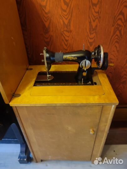 Швейная машинка ножная на тумбе