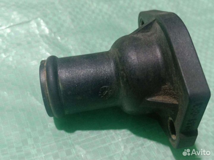 Фланец системы охлаждения Volkswagen Golf 2