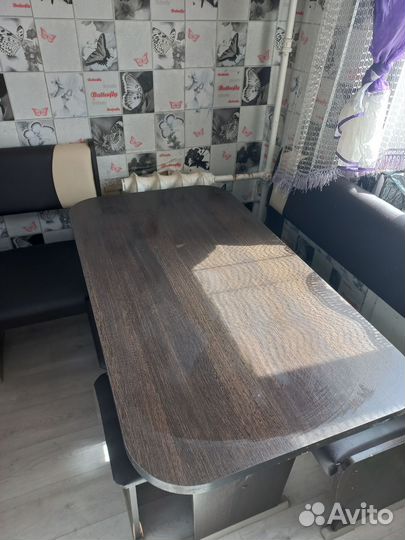 Кухонный уголок со столом и стульями