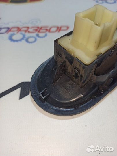 Кнопка стеклоподъемника передняя правая Nissan