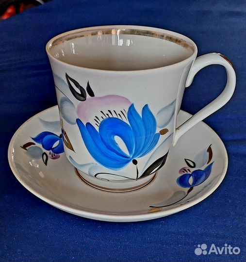 Заварочный чайник, чашки, чайная пара