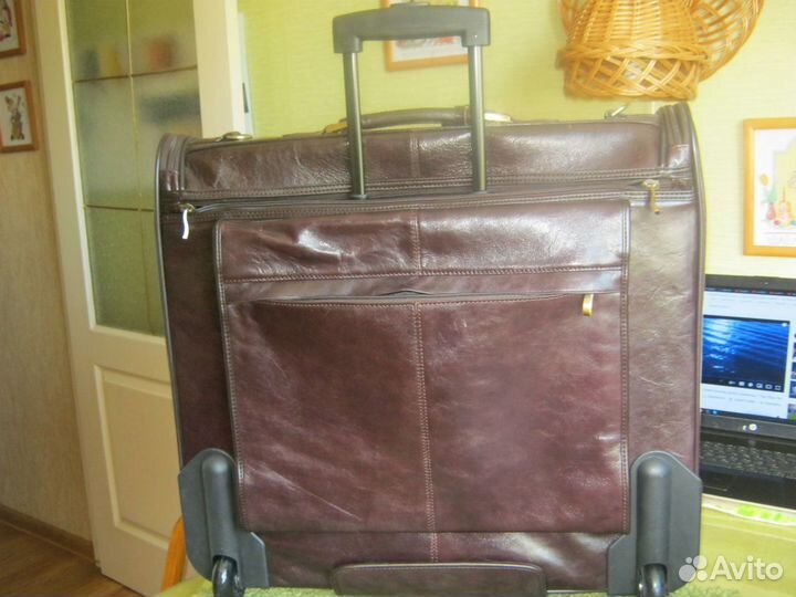 Кожаный чемодан на колесах