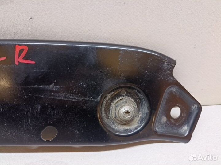 Кронштейн передний правый Volkswagen Jetta A6 cfna