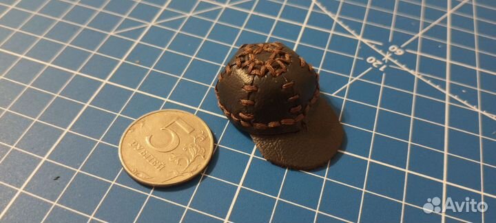 Брелок мини кепка