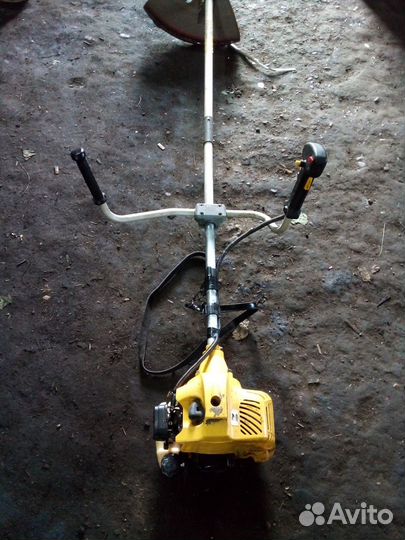 Покос травы триммером