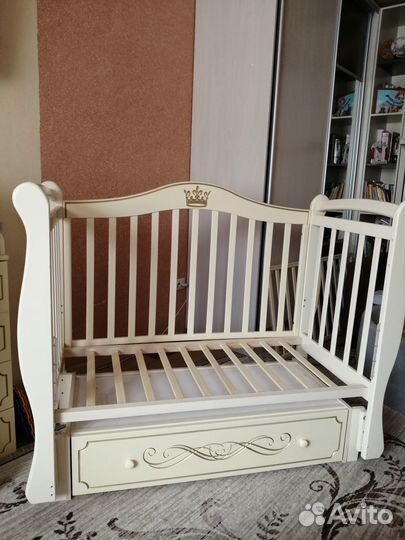 Детская кровать с маятником и комодом