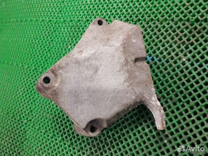 Кронштей двигателя Opel Astra J 2009-2012