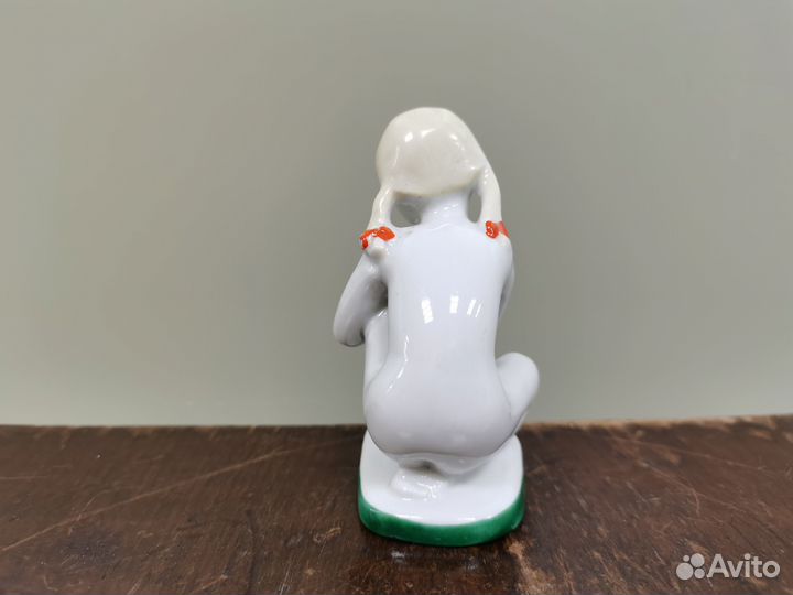 Фигурка фарфор девочка с голубем лфз СССР