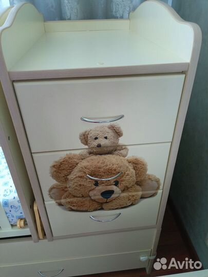 Детская кроватка с маятником и ящиком