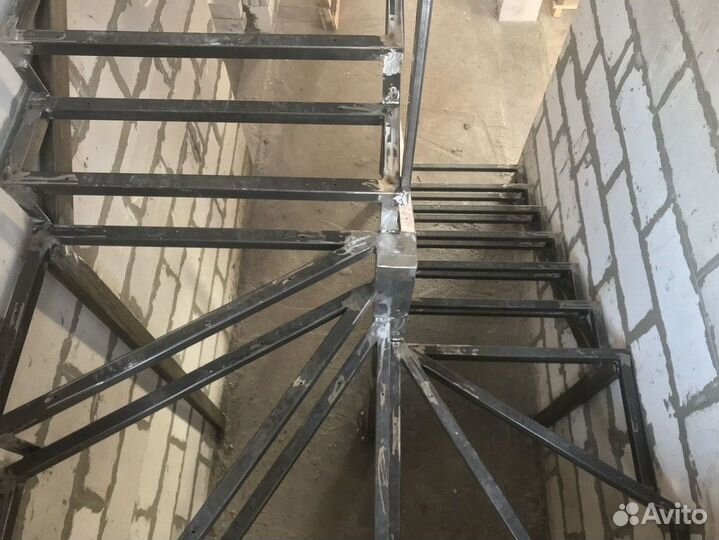 Металлокаркас лестницы