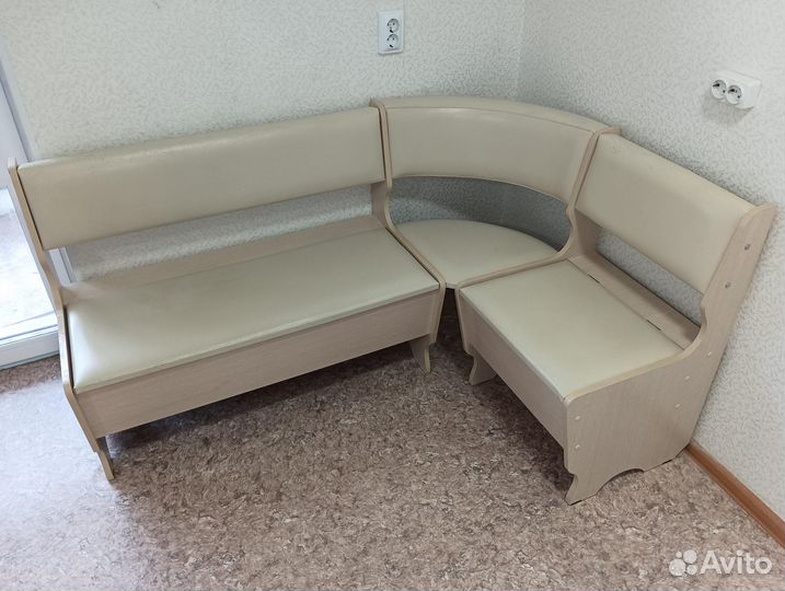 Кухонный уголок + стол + 2 табурета