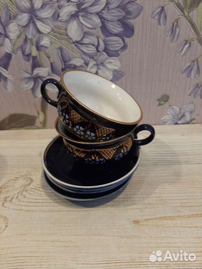 Кофейные чашки с блюдцами