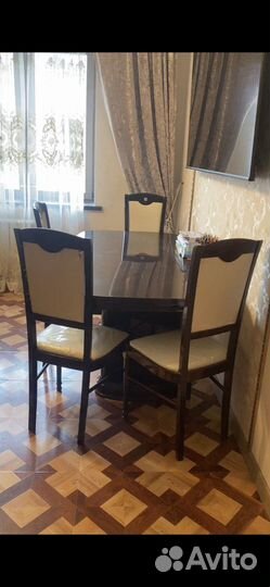 Стол и стулья