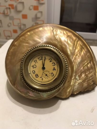 Часы-будильник в ракушке