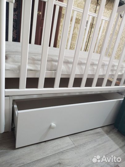 Детская кроватка с маятником и ящиком