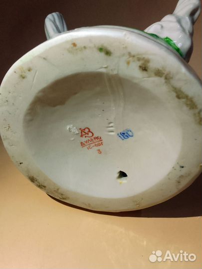 Юная птичница. Фарфоровая статуэтка