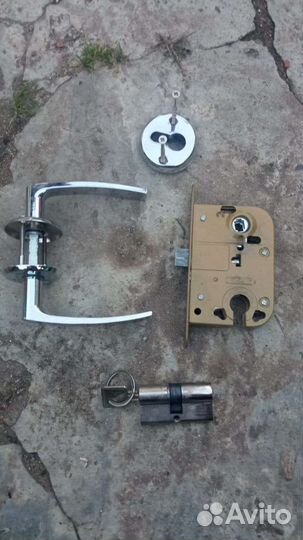 Врезные замки с ручками для дверей