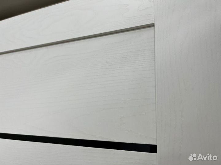 Межкомнатная дверь Белый софт черное стекло