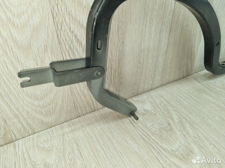 Петля крышки багажника Toyota Corolla E150