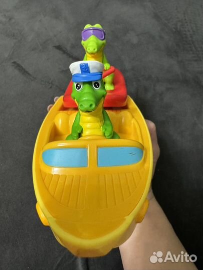 Катер tomy с крокодильчиками