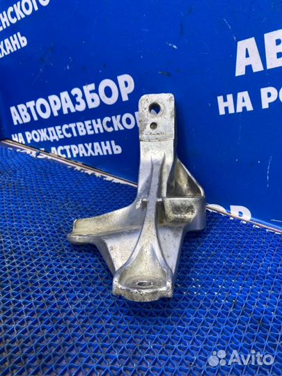 Кронштейн опоры двигателя Honda Inspire седан 1998
