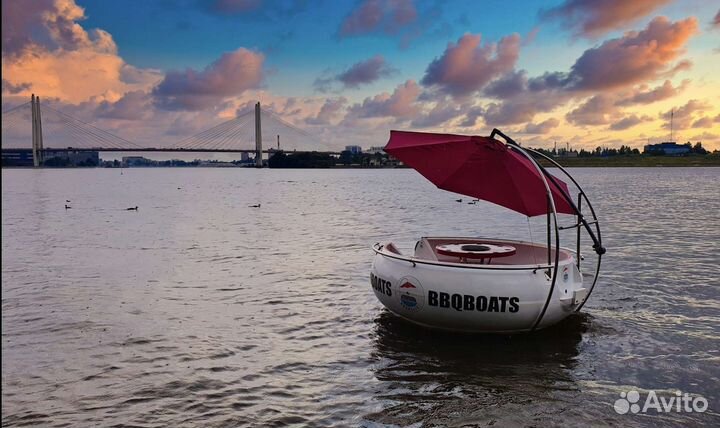 Лодка барбекю с грилем и мотором