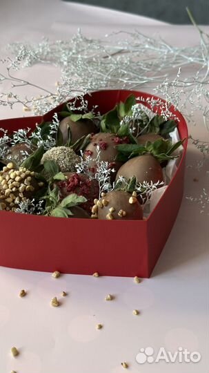 Клубника в шоколаде с цветами