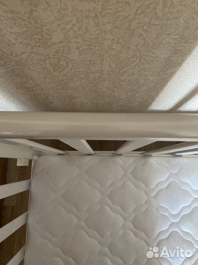 Детская кроватка с маятником