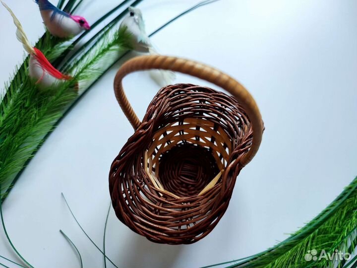 Корзинка плетеная сувенир шарик с бусинами девочке