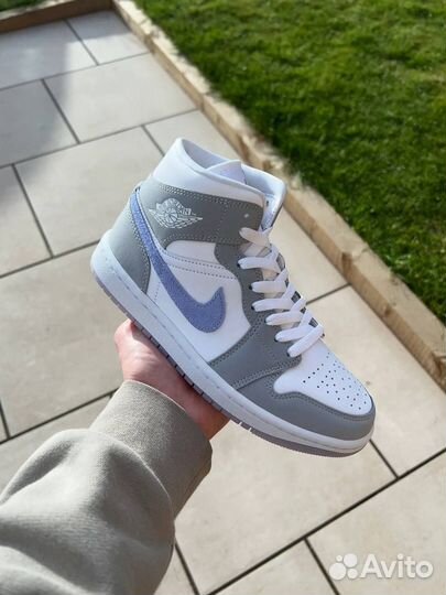 Nike Air Jordan 1 Mid Wolf Grey Aluminum