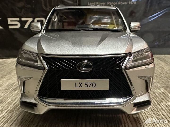 Модель Lexus LX 570 2022 silver 1/18 LCD