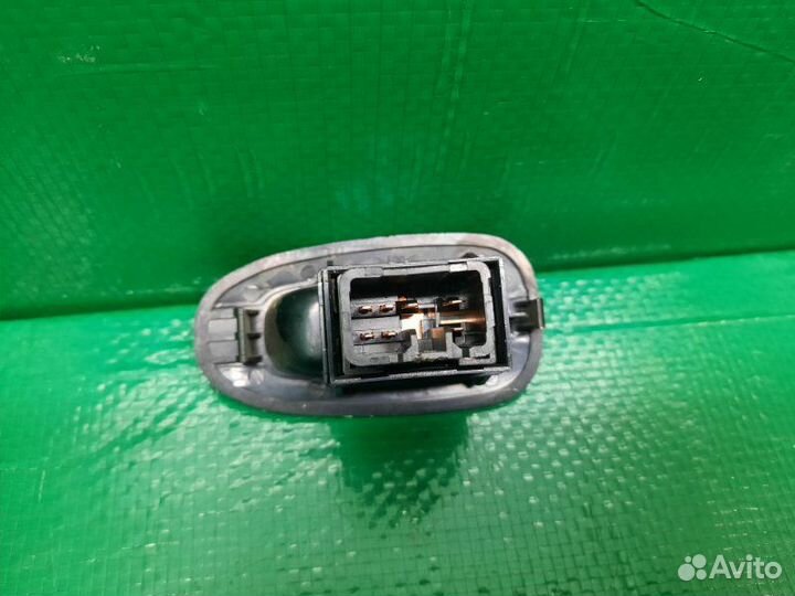 Кнопка стеклоподъемника передняя правая Kia