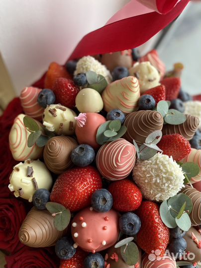 Подарочные корзины, клубника в шоколаде