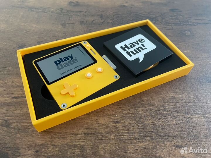 Playdate консоль, в идеальном состоянии