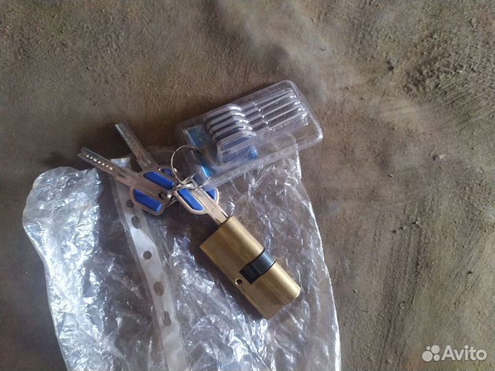 Замок дверной личинка