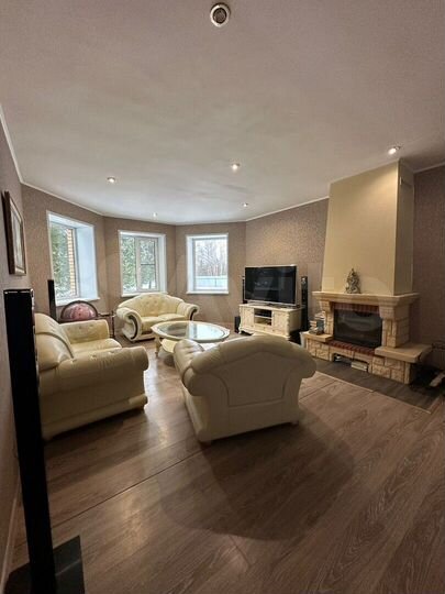 Дом 685 м² на участке 44 сот.