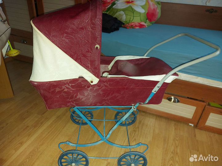 Игрушечная коляска для кукол