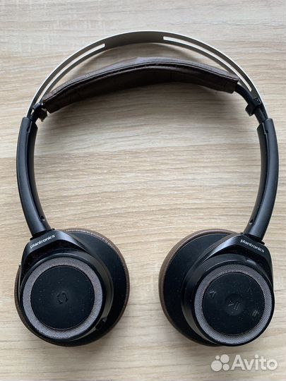 Беспроводные наушники plantronics backbeat sence