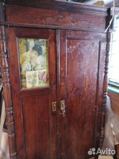 Старинный антикварный шкаф