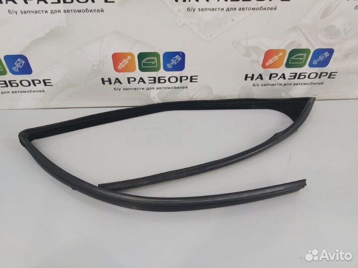 Уплотнительная резинка стекла двери передняя левая