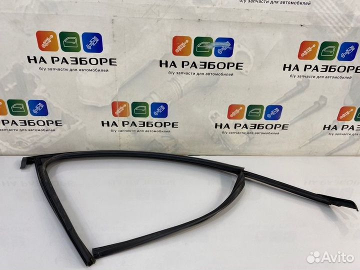 Уплотнительная резинка стекла двери передняя левая